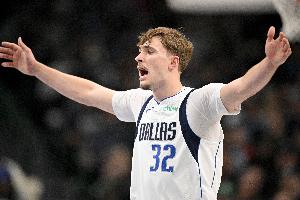 苦苦支撑！弗拉格半场11中5拿到全队最高15分 罚球8中5