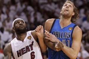 詹姆斯：输掉总决赛后的下一季 我会更多地自我反省&承担更多责任