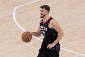 白热化！申京强攻篮下得手 火箭追到1分分差