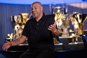 国王归来！阿德里亚诺造访国米总部，参观奖杯陈列室