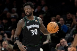 解说：兰德尔在季后赛面对湖人和勇士的时候是绝对强点  优势太大