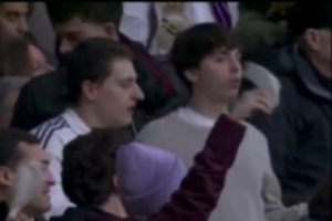 TA：皇马球迷不满球队近期的糟糕表现，效仿斗牛习俗挥舞白手帕