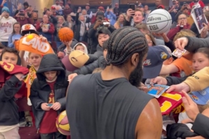 人气超高！哈登主场首秀前 为众多克利夫兰的小球迷耐心签名