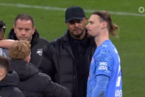 说什么呢？孔帕尼赛后与莱比锡门将范德沃罗特交流