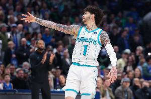 乱枪扫射!拉梅洛·鲍尔21中8砍24分4板6助 三分18中7&正负值+9