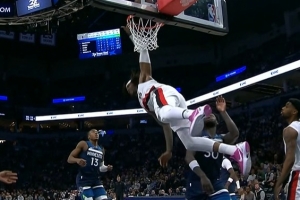 危险！罗威起飞被兰德尔犯规失衡摔倒在地 幸无大碍