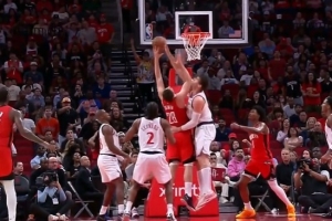 攻防发力！大洛血帽申京 科林斯反击暴扣扩大领先