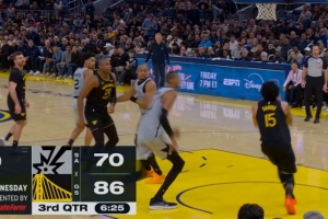 想啥呢？文班亚马篮下又走神 桑托斯溜底线上反篮得分打停马刺