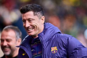 世体：莱万收到米兰、马竞、沙特和美职联邀请，但续约巴萨是首选