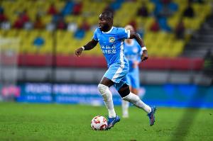 直播吧：前河南外援阿奇姆彭和英博已正式签约，双方签下一份短约