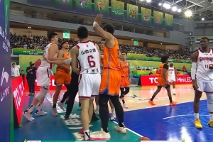 再爆冲突！于米提空中撞飞古德温违体！后者不满讨要说法吃到1T！