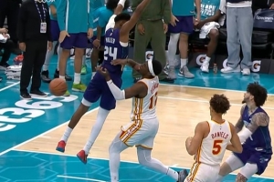 关键防守！米勒破坏奥孔武反击上篮 球砸后者出界