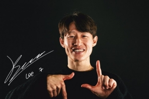 官方：美因茨与33岁韩国中场李在城续约