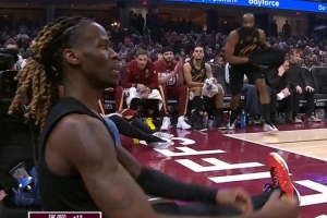 与队友同在！基翁·埃利斯上篮倒地 哈登从替补席冲上去拉