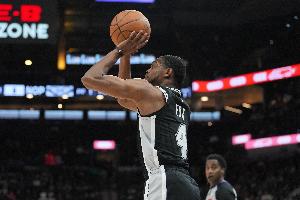 高效输出！福克斯半场9中6&三分3中2 拿下14分5助攻1抢断