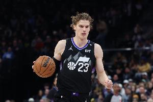 身体状态很好！犯规死球之后马尔卡宁秀胯下单臂劈扣