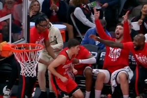 持续发力！谢泼德压哨三分命中 火箭板凳席嗨翻