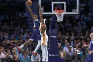 真是抡圆了！米勒突破单臂舒展暴力隔扣奥孔武