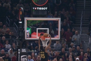 晚了一点点！汤姆林反击双手扣篮 但超时在先无效