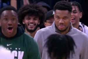 这不起飞了？托马斯原地干拔超远三分杀死比赛！不讲理呀！