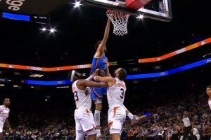 太猛了！霍姆格伦接杰伦威传球 暴力隔扣狄龙还造成犯规