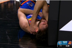 没事就好！霍姆格伦被杰伦威误撞痛苦倒地 回更衣室后光速回归