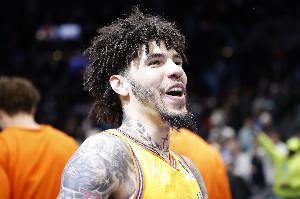 放你一马！联盟没有处罚三球 后者冲突时冲进球场但没动手