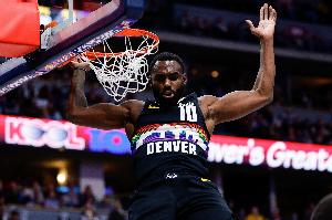 今天你是大功臣！小哈达威8中7砍下21分3板 末节关键三分止血