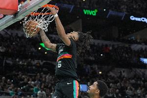 年轻真好！卡斯尔昨日失衡重摔骨盆挫伤 今日背靠背战勇士可出战