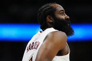 神出鬼没！哈登风骚击地背传穿越防线 泰森接球轻松上篮得手