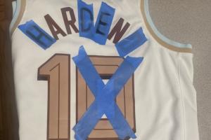 这也能“交易”？！骑士球迷将加兰球衣趣改为哈登：该字母+画X