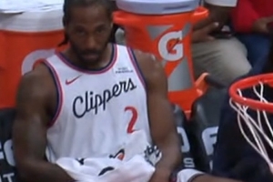 裹着毛巾！队记：伦纳德这几场一直受到右食指伤势的困扰