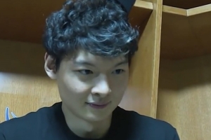 王哲林：我可以承受更多的压力 球队的进步源于防守体系的成熟