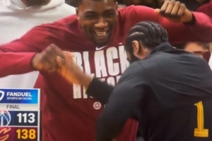 氛围真棒！拖布赛后拉着哈登疯狂舞动庆祝 给登哥都整害羞了~