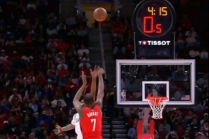 不难不进！杜兰特接球被破坏 进攻时间最后0.5秒强拔三分飙中