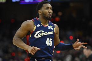 砍瓜切菜！米切尔28分钟19中11砍30分5助 但也有6失误