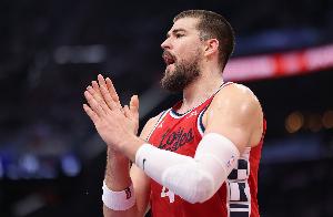 美记：快船希望步行者对祖巴茨的高价认怂 从而“不得不”留下他