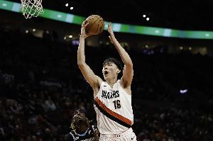 末节上阵对抗兰德尔+补扣！杨瀚森全场出战5分钟得到2分1板1断!