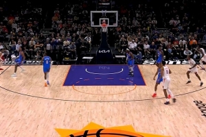 别伤啊！杰伦威上篮落地后因右腿筋不适 直接回到更衣室