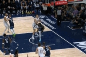 解说调侃：杨瀚森手一搭兰德尔他就倒了？小杨卧推至少长了20公斤