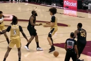 “灯球”连线！哈登突破不看人击地妙传 米切尔底线空切放空篮！