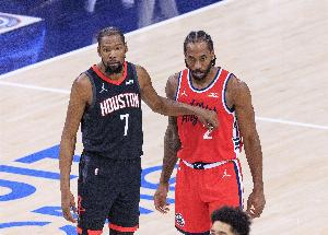 苏群：乌度卡又要被骂死了 最后的界外球小卡轻松接到KD却接不到