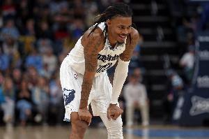 美记：灰熊与雄鹿针对莫兰特的交易谈判主要围绕瑞安·罗林斯展开