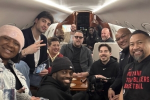 生涯首次全明星！阿夫迪亚晒与亲友及团队成员飞往洛杉矶的合影