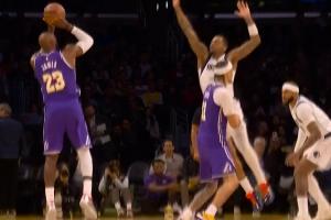 45°也是我的点！詹姆斯干拔三分再接顶人超远三分！兴奋起舞！