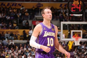 肯纳德代表湖人四场场均数据：10分3篮板2.8助 三分命中率46%