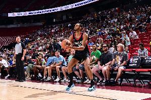 菜！吕佩尔传球被破坏 边线发球又直接送给对手