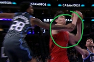 杨瀚森上场就造成两罚！解说：核心力量提升的话这球就是2+1！