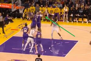 懂事！海斯暴跳+空中摊手 上演孔融让板 成全老詹三双