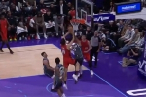 王仕鹏：杨瀚森下顺的习惯不好 这球该直接扣啊 防守人也不高